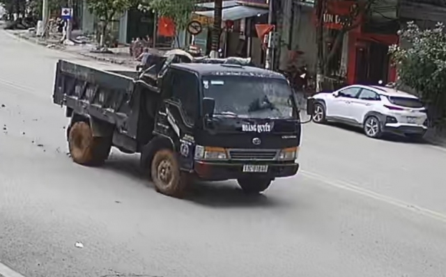 Công an thành phố xử lý một trường hợp lái xe tải lôi bùn, đất ra đường