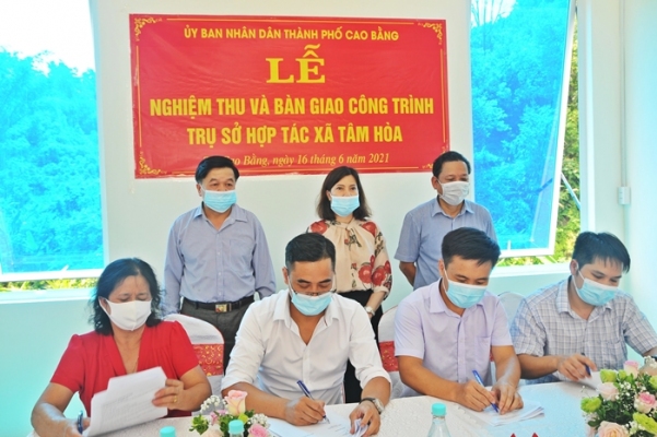 Đ/c Nguyễn Thị Huệ Chi - Phó Chủ tịch UBND Thành phố dự và chứng kiến lễ nghiệm thu, bàn giao công trình HTX Tâm Hòa