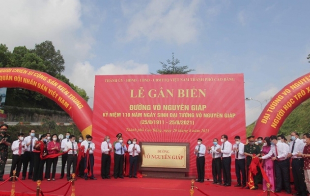 Thành ủy - HĐND- UBND - UBMTTQ Việt Nam thành phố Cao Bằng tổ chức lễ gắn biến đường Võ Nguyên Giáp