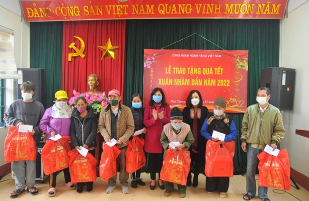 Công đoàn Ngân hàng Việt Nam tặng 50 suất quà Tết cho hộ nghèo, gia đình chính sách tại thành phố Cao Bằng
