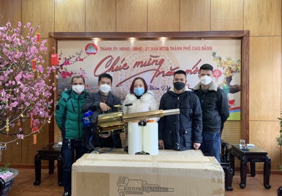 Trung tâm tổ chức sự kiện và truyền thông CBH (Cao Bằng Hóng Media) trao tặng máy phun khử khuẩn phục vụ công tác phòng chống dịch Covid-19 cho thành phố Cao Bằng