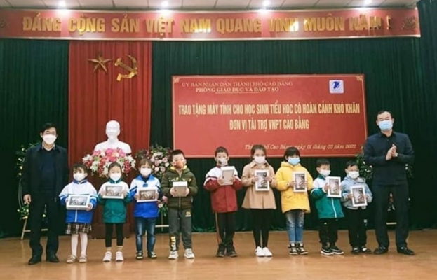 VNPT Cao Bằng trao tặng thiết bị học trực tuyến cho học sinh có hoàn cảnh khó khăn