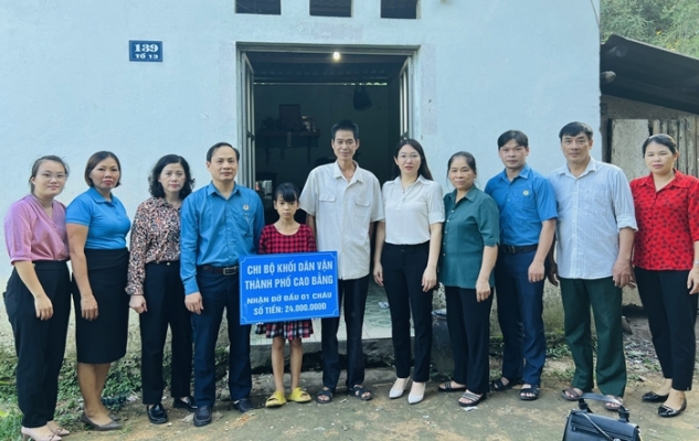 Chi bộ và Công đoàn Khối dân vận thành phố Cao Bằng trao kinh phí hỗ trợ trẻ em có hoàn cảnh khó khăn