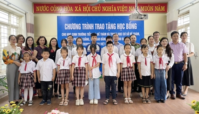Đại sứ quán Trung Quốc tại Việt Nam trao tặng học bổng cho học sinh Trường Tiểu học và THCS Đề Thám