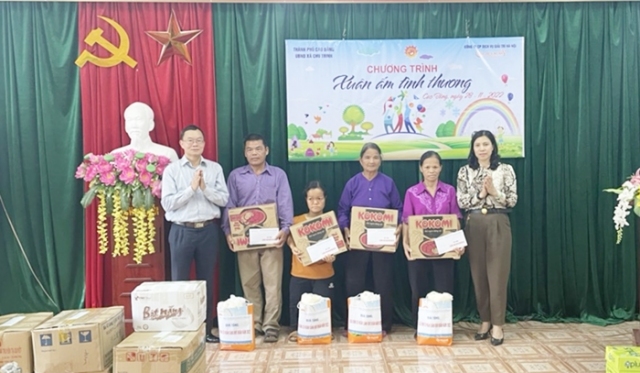 Công ty cổ phần dịch vụ giải trí Hà Nội (Công viên Hồ Tây) trao tặng quà cho học sinh nghèo và hộ dân có hoàn cảnh khó khăn tại xã Chu Trinh