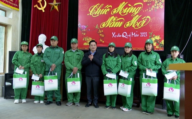 Đ/c Nguyễn Thế Hoàn, Chủ tịch UBND thành phố thăm, tặng quà tết cho công nhân TNHH đầu tư phát triển và Môi trường Cao Bằng và HTX Đề Thám