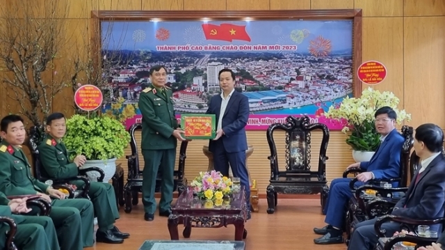 Đoàn công tác Bộ Tư Lệnh Quân khu 1 tặng quà chúc Tết tại thành phố Cao Bằng