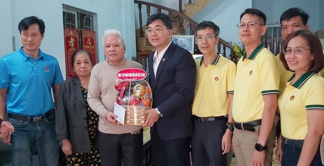 Công ty Cổ phần phân bón Dầu khí Cà Mau thăm, tặng quà cho người có công tại thành phố Cao Bằng