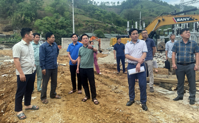 Đ/c Nguyễn Thế Hoàn, Chủ tịch UBND thành phố kiểm tra công trình sạt lở tại công trường thi công trạm biến áp 110Kv xã Chu Trinh