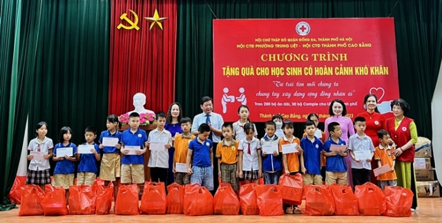 Hội chữ thập đỏ phường Trung Liệt, Quận Đống Đa (Hà Nội) tặng quà học sinh có hoàn cảnh khó khăn thành phố Cao Bằng
