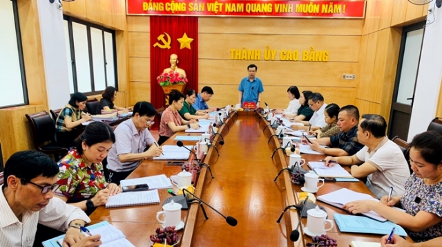 Đ/c Bế Thanh Tịnh, Trưởng Ban Tuyên giáo Tỉnh ủy khảo sát kết quả thực hiện Đề án 02 tại Thành ủy Cao Bằng