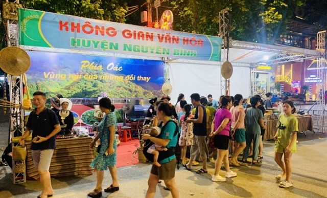 Không gian văn hóa huyện Nguyên Bình "Phia Oắc, vùng núi của những đổi thay” tại phố đi bộ Kim Đồng