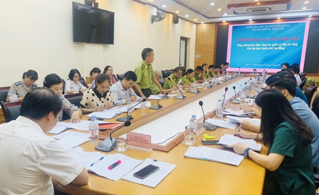 Phó Chủ tịch UBND thành phố Nguyễn Thị Huệ Chi dự sinh hoạt chuyên đề tại Chi bộ Phòng Kinh tế thành phố