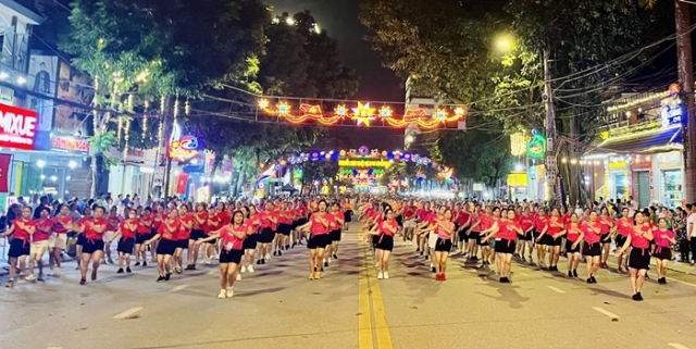 Tổng duyệt chương trình biểu diễn dân vũ thể thao "Vũ điệu Miền non nước" với sự tham gia của 3.000 người tại phố đi bộ Kim Đồng