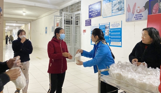 Phát cháo từ thiện và ủng hộ quần áo cho bệnh nhân đang điều trị tại bệnh viện đa khoa tỉnh Cao Bằng.