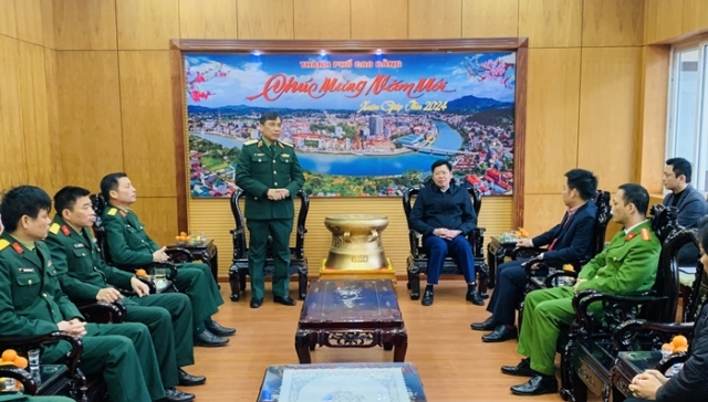 Đoàn công tác Bộ Tư Lệnh Quân khu I tặng quà chúc tết tại thành phố Cao Bằng