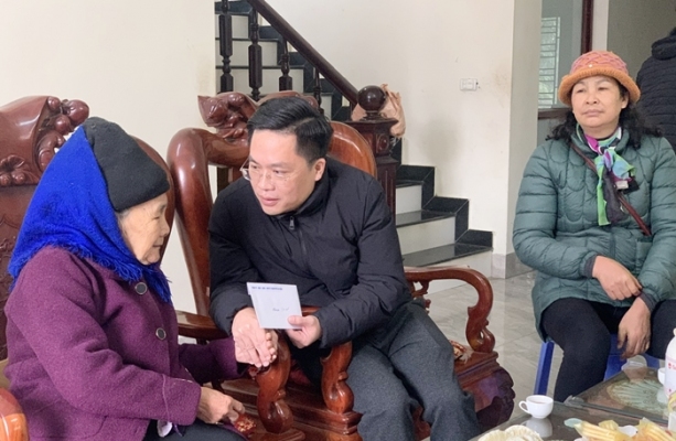 Chủ tịch UBND thành phố Cao Bằng Nguyễn Thế Hoàn thăm tặng quà Tết các đồng chí nguyên lãnh đạo và gia đình chính sách