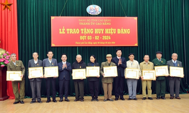 Thành ủy Cao Bằng trao Huy hiệu Đảng cho 49 Đảng viên