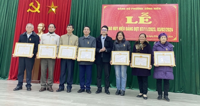 Phường Sông Hiến trao tặng Huy hiệu Đảng cho 13 đảng viên