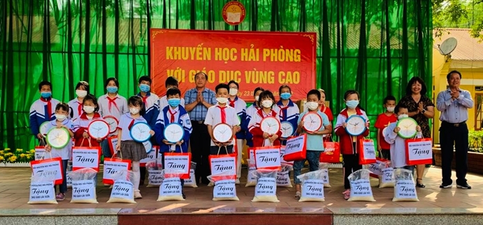 Hoi KH Hai Phong trao qua cho 20 em hoc sinh co hoan canh kho khan